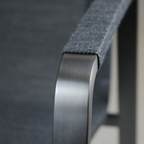 Sitmobilia Tinto Preto Möbel: Schwarze moderne Möbelkante mit gebürstetem Metalldetail und grauer Stoffoberfläche in Nahaufna