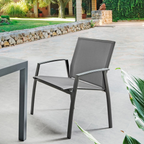 Limbo Gartenstuhl von Sitmobilia - moderner Outdoorstuhl mit grauem Textilbezug und schwarzem Aluminiumrahmen auf sonniger Te
