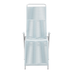 Moderner Liegestuhl mit Aluminium-Gestell und hellblauen Kunststoffbändern, pflegeleicht und wetterfest.