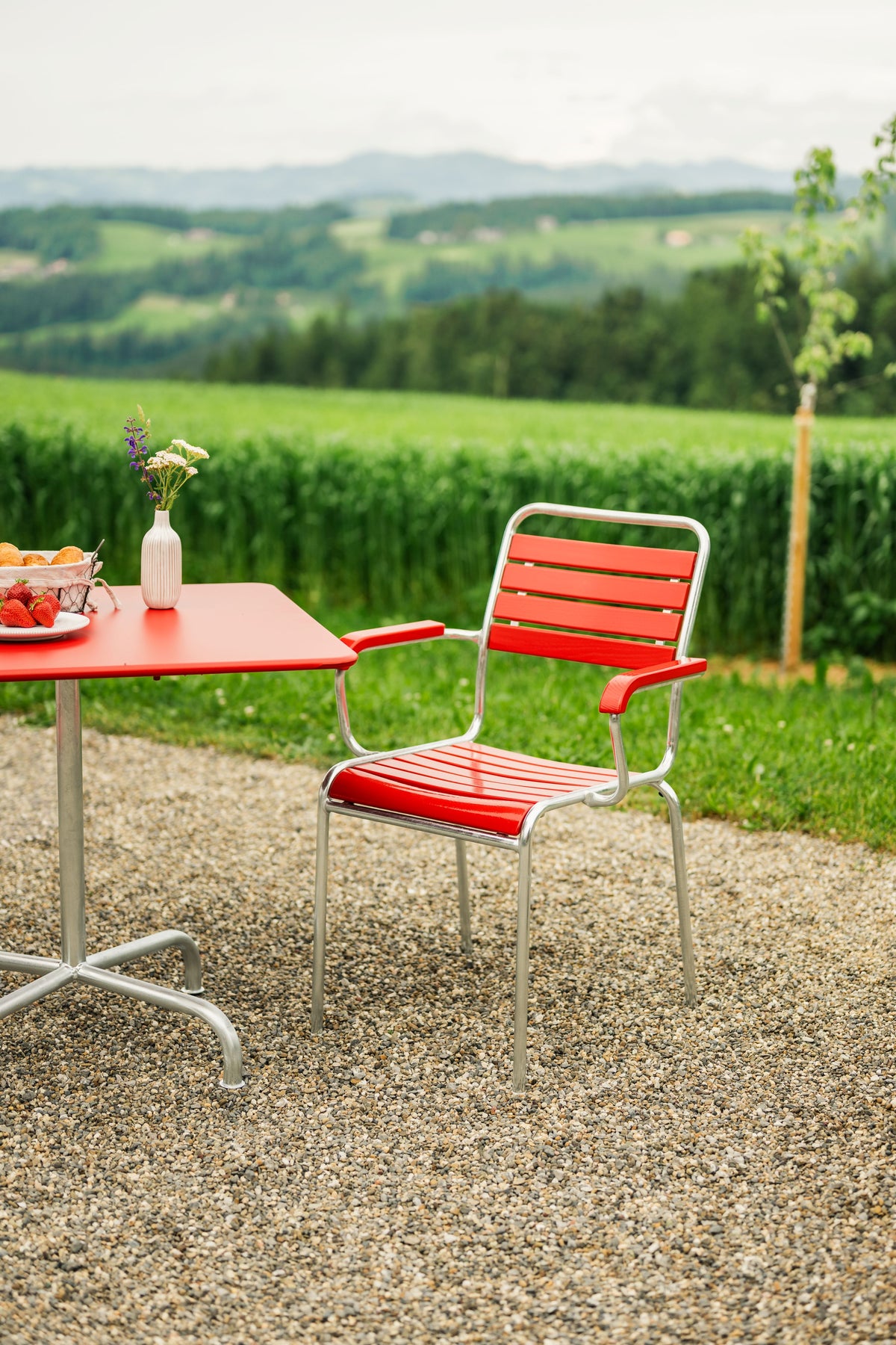 Rigi Holzlatten Stuhl rot - modernes Design für Garten und Terrasse | Kauer Trend Möbelmarkt Biel