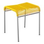 Gelber Outdoor-Tisch mit Kunststoffsitzfläche und Metallgestell, modern und wetterfest