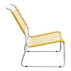 Moderner Loungesessel mit gelbem Kunststoffgeflecht und Aluminium-Gestell, Design-Gartenstuhl.