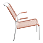 Moderner Loungesessel mit Metallgestell und Kordel-Bespannung in Terracotta-Farbe, seitlich.