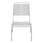 Moderner Stapelstuhl mit Kunststoffsitzfläche und Metallgestell in Silber, stapelbar und pflegeleicht.