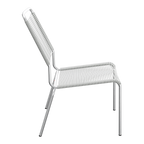 Moderner Outdoor-Stuhl mit Metallgestell und weißem Kunststoffgeflecht, stapelbar und wetterfest.