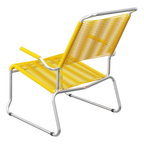 Gelber Loungestuhl mit Aluminium-Gestell und Kunststoffgeflecht - modernes Design