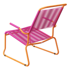 Moderner Relaxstuhl mit orange Metallrahmen und pink Kunststoffseilen, ergonomisches Design für Garten und Terrasse.