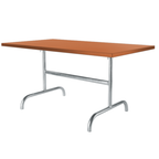 Rechteckiger Konferenztisch mit Holzplatte und Metallgestell in modernem Design für Büro und Besprechungsräume.