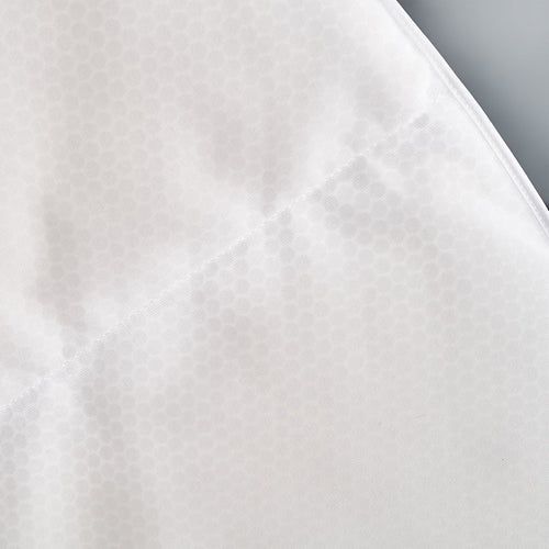 Weisses Daunen-Duvet mit Wabenmuster-Bezug, Nahdetail des Clima Outlast Light Bettdecke