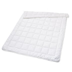 Sleepline Microfil Outlast Duvet Medium – weisse Steppdecke mit Karomuster, flach ausgebreitet