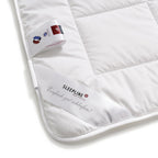 Sleepline Duvet Clima Outlast in Weiss – Nahaufnahme mit Etikett und Steppnaht, ideal für erholsamen Schlaf