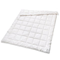 Sleepline Hanf Duvet Primo in Weiss mit Karosteppung, flach ausgebreitet auf weissem Hintergrund