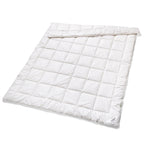 Sleepline Hanf Duvet Primo in Weiss mit Karosteppung, flach ausgebreitet auf weissem Hintergrund