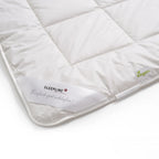 Sleepline Sommer-Duvet aus Leinen, vegane Bettdecke in Weiss mit Karomuster und Markenlogo