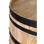 Bartisch in Fassform aus hellem Holz mit drei schwarzen Metallbändern und Nieten, rustikaler Look.