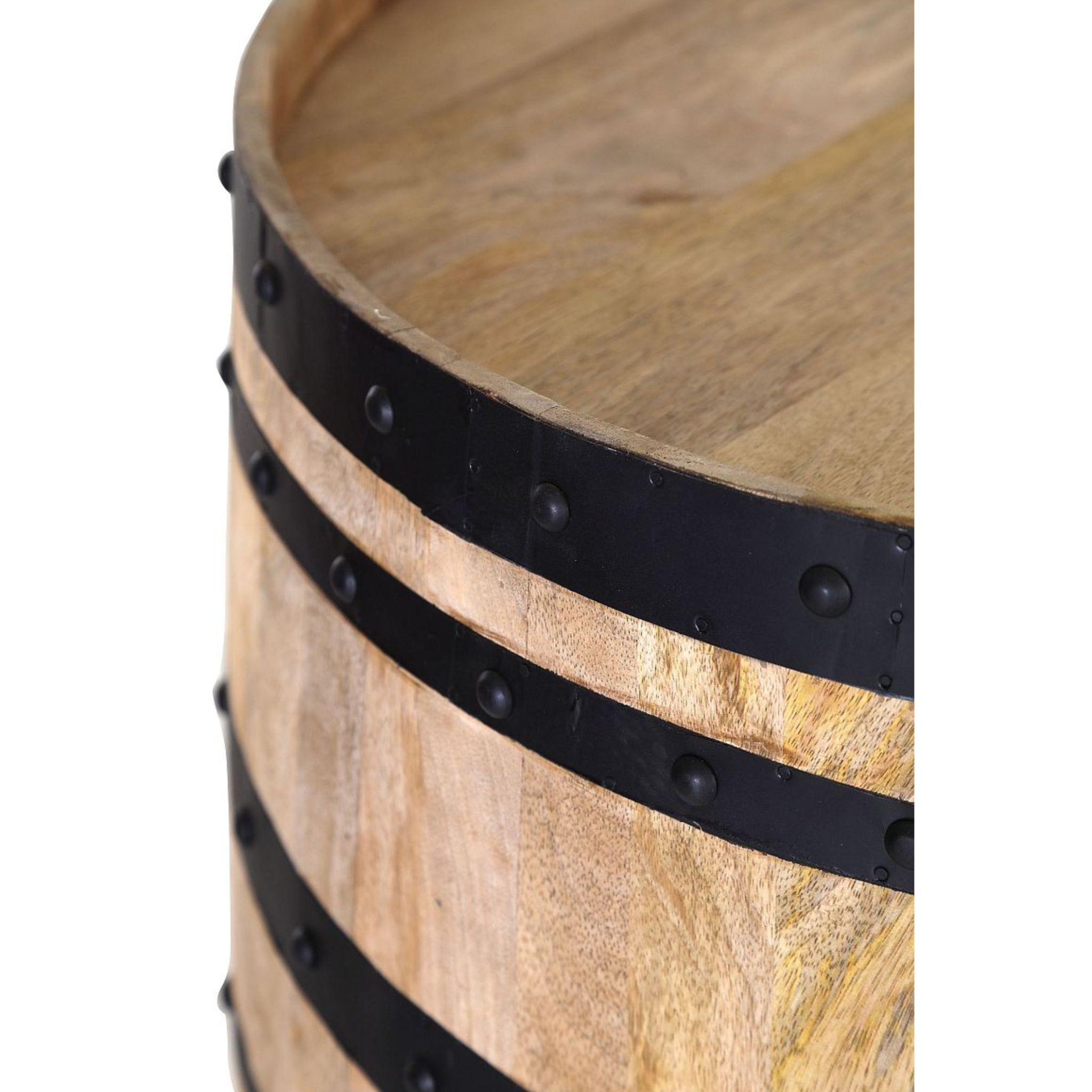Bartisch in Fassform aus hellem Holz mit drei schwarzen Metallbändern und Nieten, rustikaler Look.