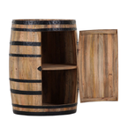 Bartisch aus naturbelassenem Holzfass mit fünf schwarzen Metallringen, aufklappbarem Deckel und innenliegendem Regalbrett.