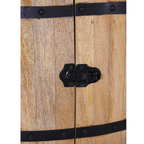 Holzfass Bartisch mit naturbelassener Maserung und schwarzem Metallverschluss, detailreiche Nahaufnahme, rustikaler Stil.
