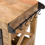 Servierwagen aus hellem Holz mit schwarzer Metallstange und sechs Haken an der Kante, Rollen unten sichtbar.