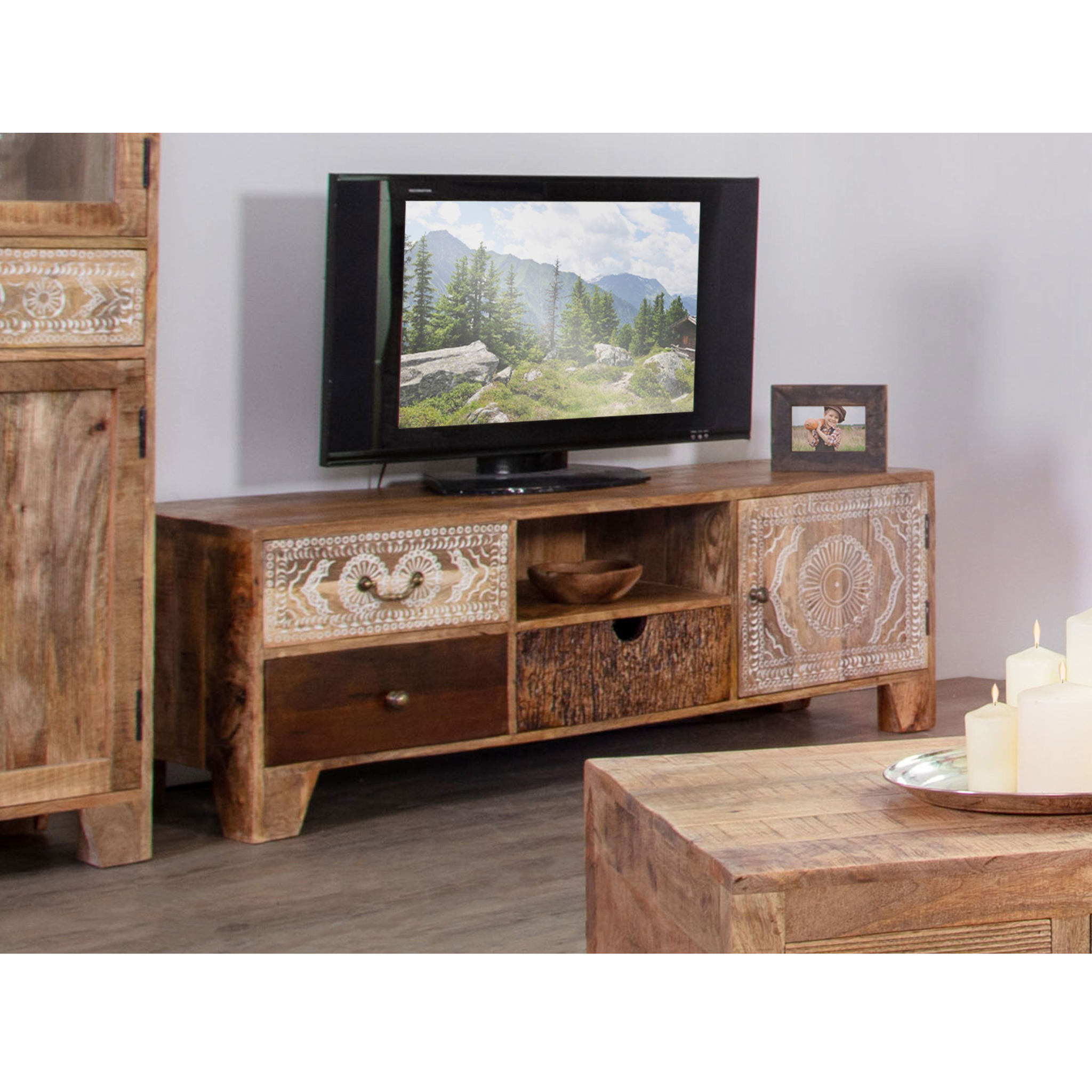 Gutmann TV-Tisch Puno: Massives Sheesham-Holz mit Schnitzereien, Stauraum und rustikales Design für Ihr Wohnzimmer.