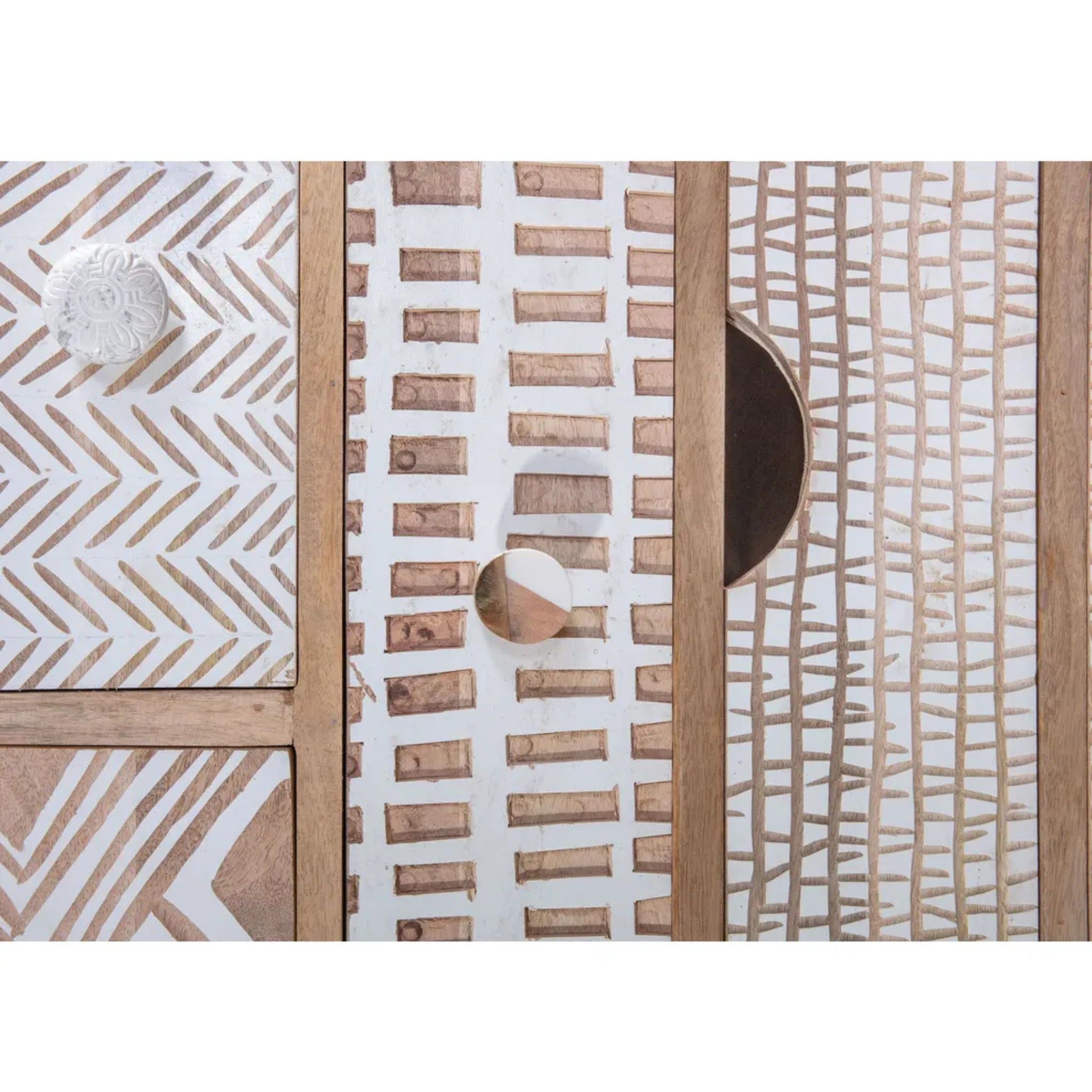 Gutmann Kommode Linea mit modernen Holzmustern und geometrischen Designs in Natur- und Weißtönen.