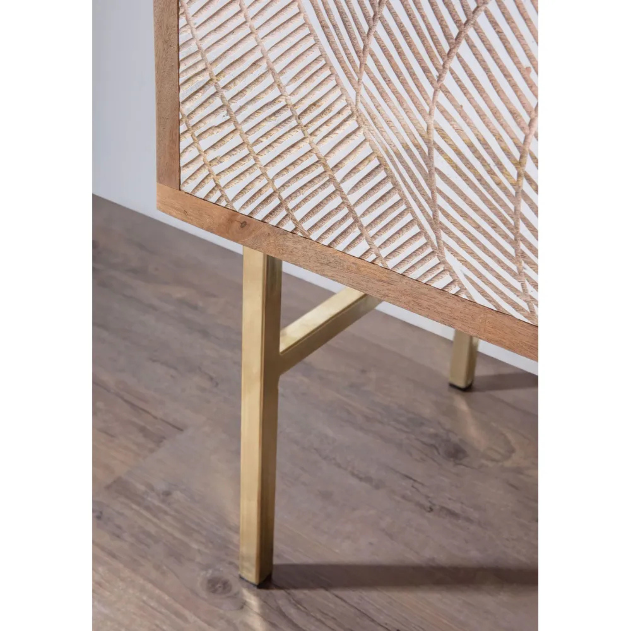 Gutmann Kommode Linea - Holzkommode mit Flechtwerk-Design und Holzbeinen auf Parkettboden.