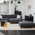 Modernes Wohnzimmer mit schwarzem Sideboard, grauem Sofa und stilvoller Einrichtung von Gutmann Mamba.