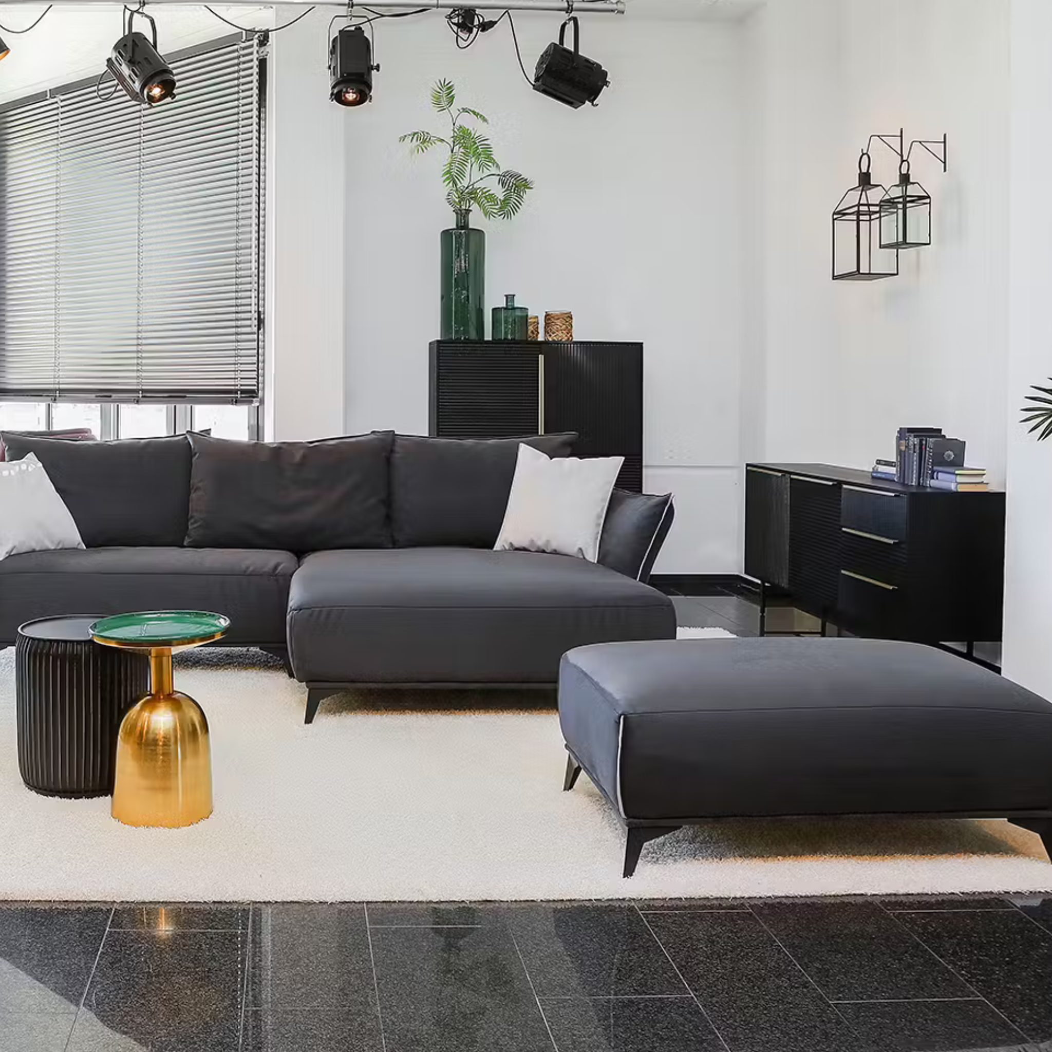 Modernes Wohnzimmer mit schwarzem Sideboard, grauem Sofa und stilvoller Einrichtung von Gutmann Mamba.