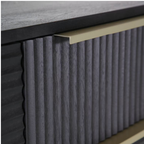 Gutmann Sideboard Mamba in Schwarz mit gerillter Front und grauem Sockel – modernes Design für stilvolles Wohnen.