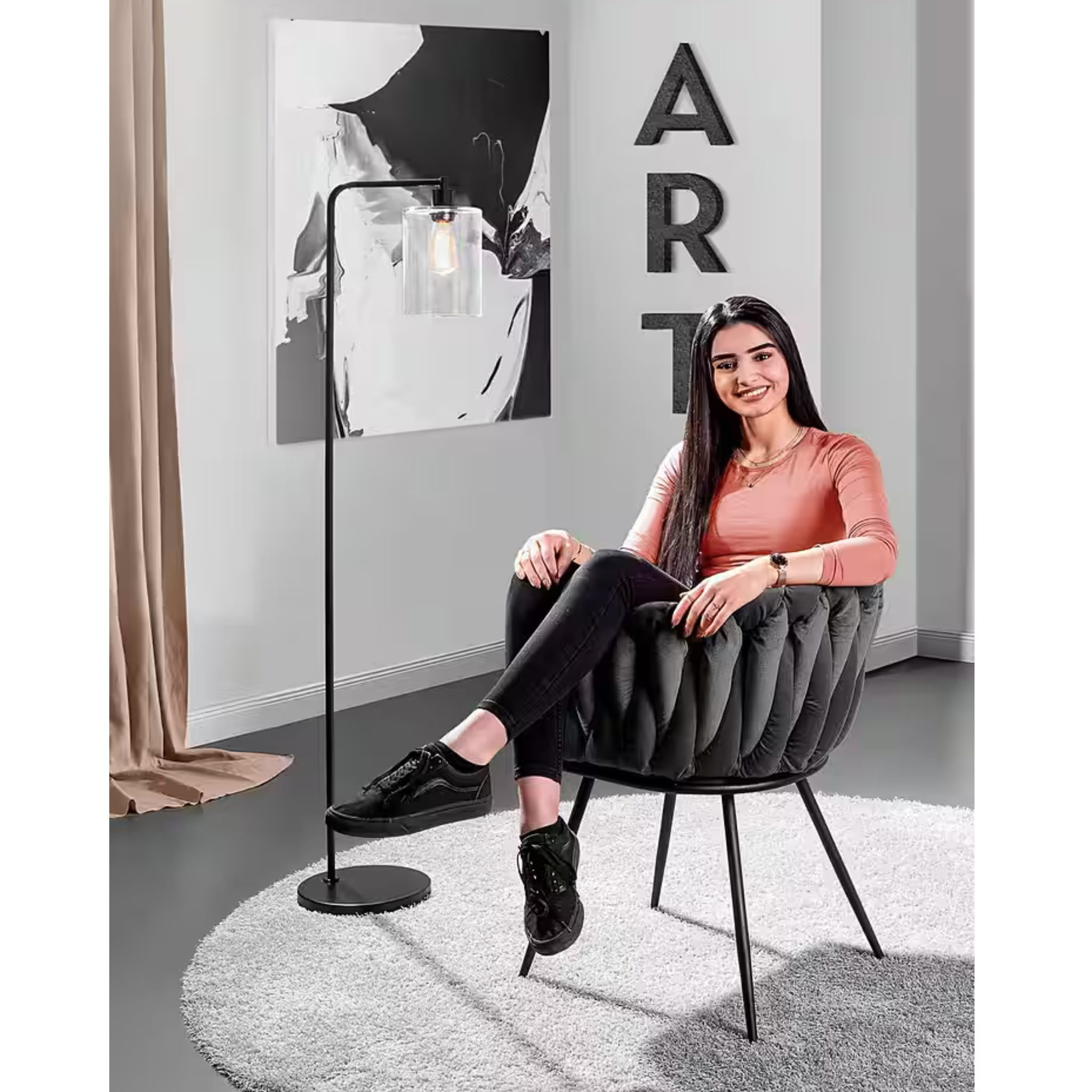 Gutmann Weavy Stuhl Samt Schwarz – moderner Designerstuhl mit Metallbeinen im eleganten Wohnzimmer.