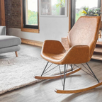 Schaukelstuhl Theo in Cognac-Leder von Gutmann im modernen Wohnzimmer mit Holzboden und Ziegelwand