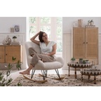 Gutmann Highboard Liam mit Rattangeflecht - modernes Wohnzimmer mit Schaukelstuhl und Pflanzen