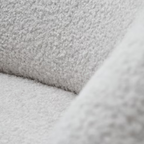 Detailaufnahme Megasofa New Spirit Weiss – weicher Bouclé-Stoff in Hellgrau von Gutmann