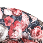 Detailaufnahme Sessel Tiptoe von Gutmann mit buntem Blumenmuster in Rot und Pink auf dunklem Untergrund