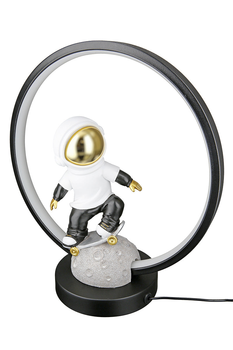 Dekoleuchte Astronaut auf Mond - moderne LED Tischlampe mit goldenem Helm, schwarzer Basis und ringförmigem Design