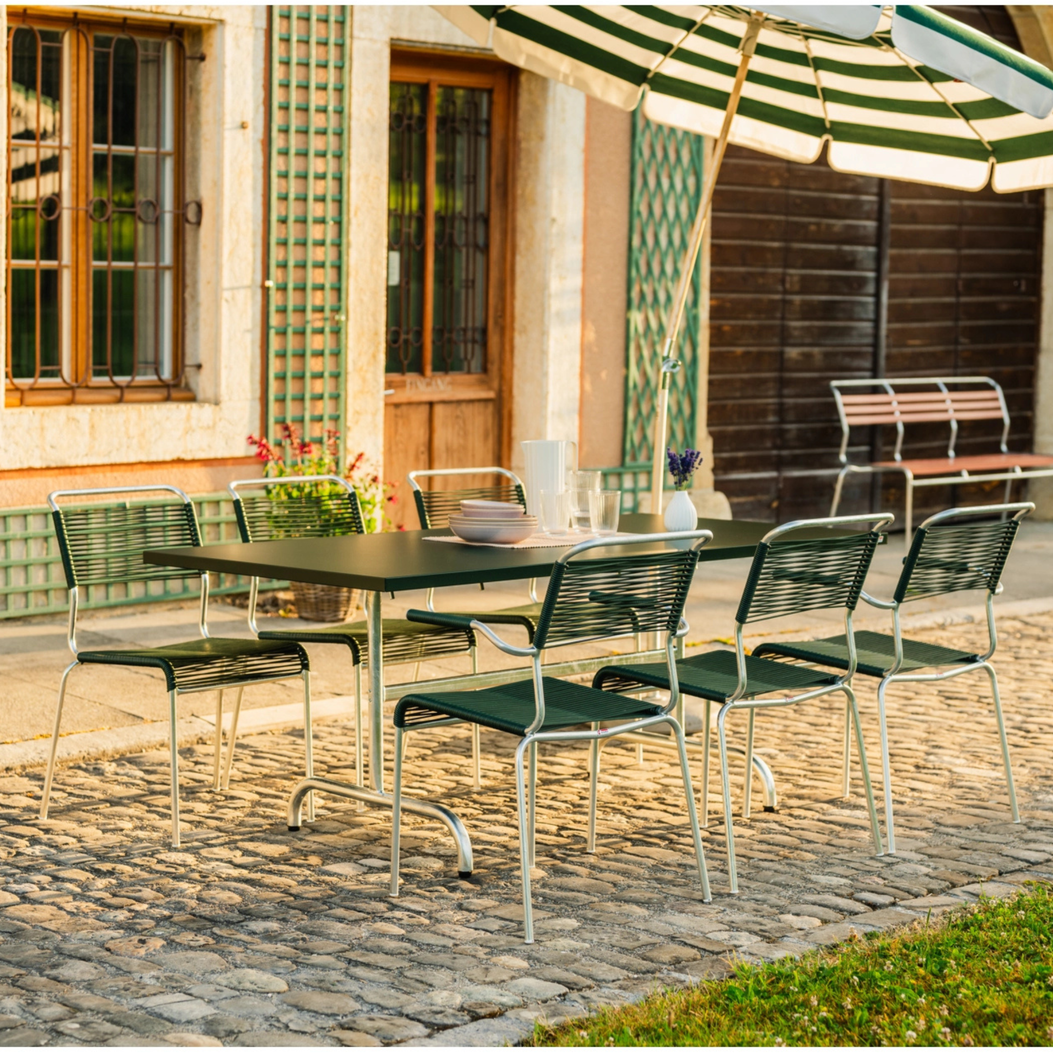 Schaffner Spaghettiset Sänits: Grüne Gartenmöbel auf Terrasse mit Sonnenschirm