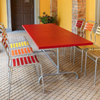Schaffner Sääntis Metalltisch 140x80cm rot mit Aluminium-Stühlen in Gartensetting