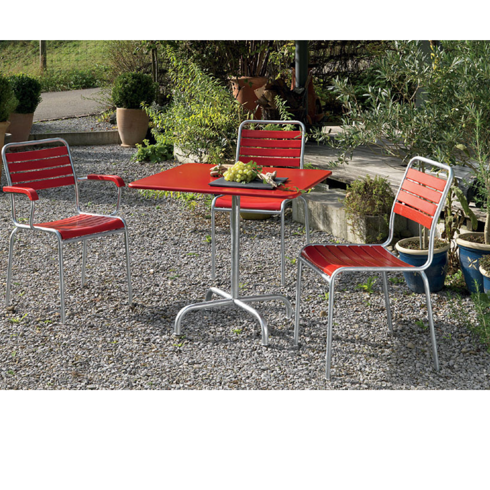 Rigi Holzlattenstuhl rot von Schaffner - modernes Gartenmöbel Set mit Tisch auf Kies
