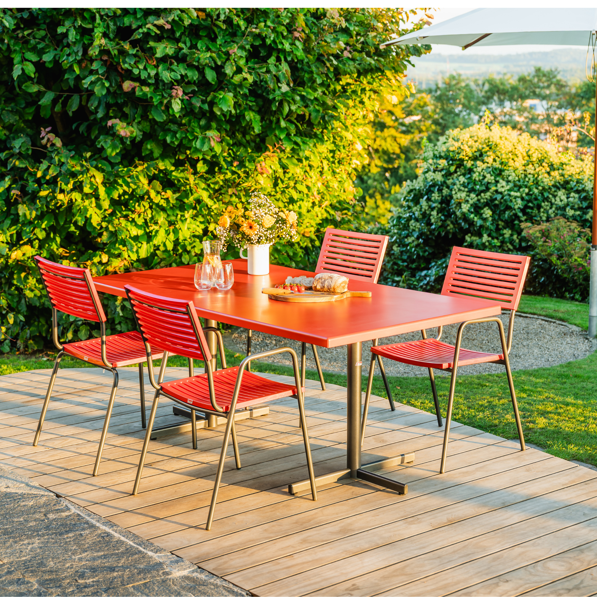 Schaffner Bodensee Gartenmöbel Set rot: moderner Esstisch mit 4 Stühlen auf Holzterrasse