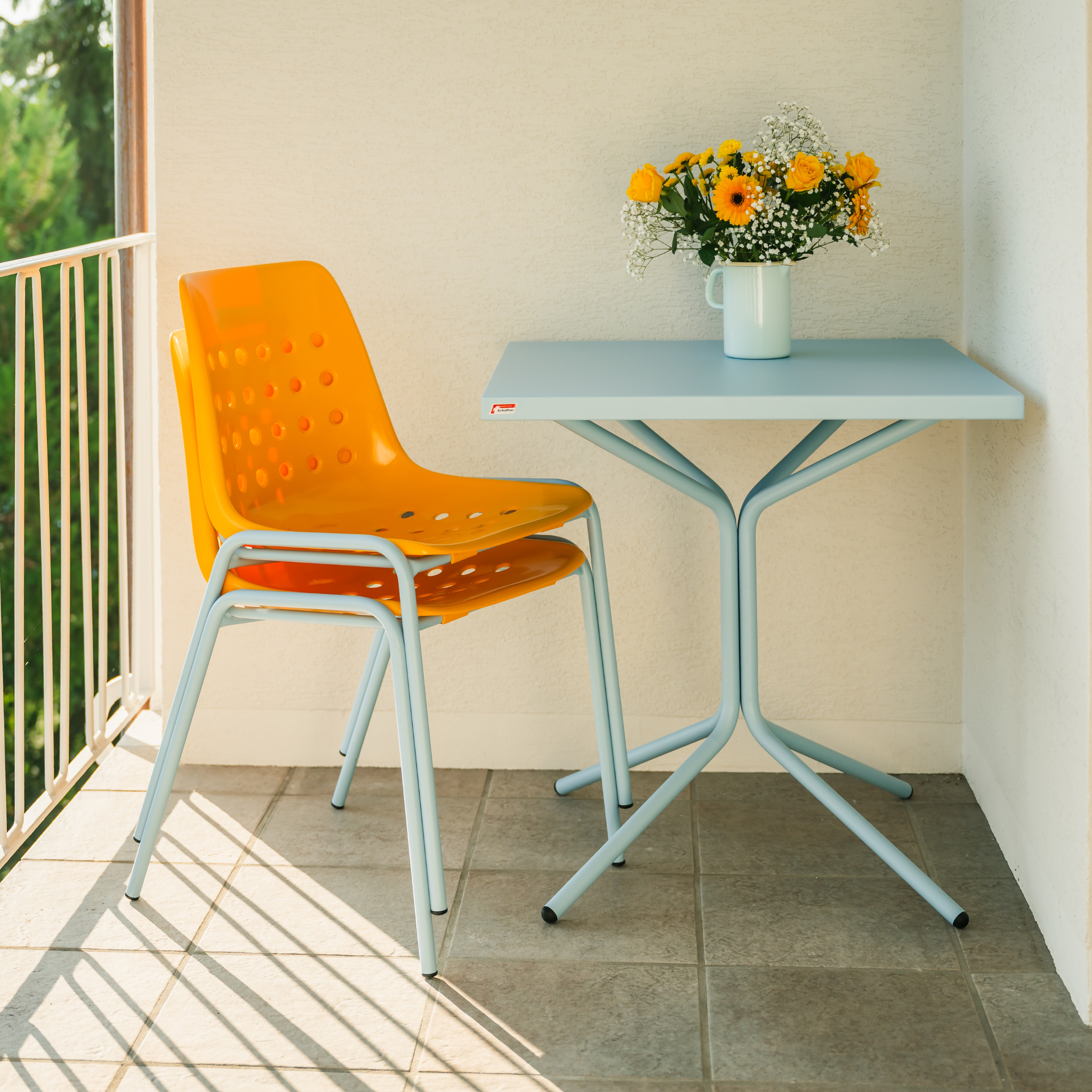 Schaffner Bermuda Stuhl hellgrün mit Tisch auf Balkon, moderne Gartenmöbel