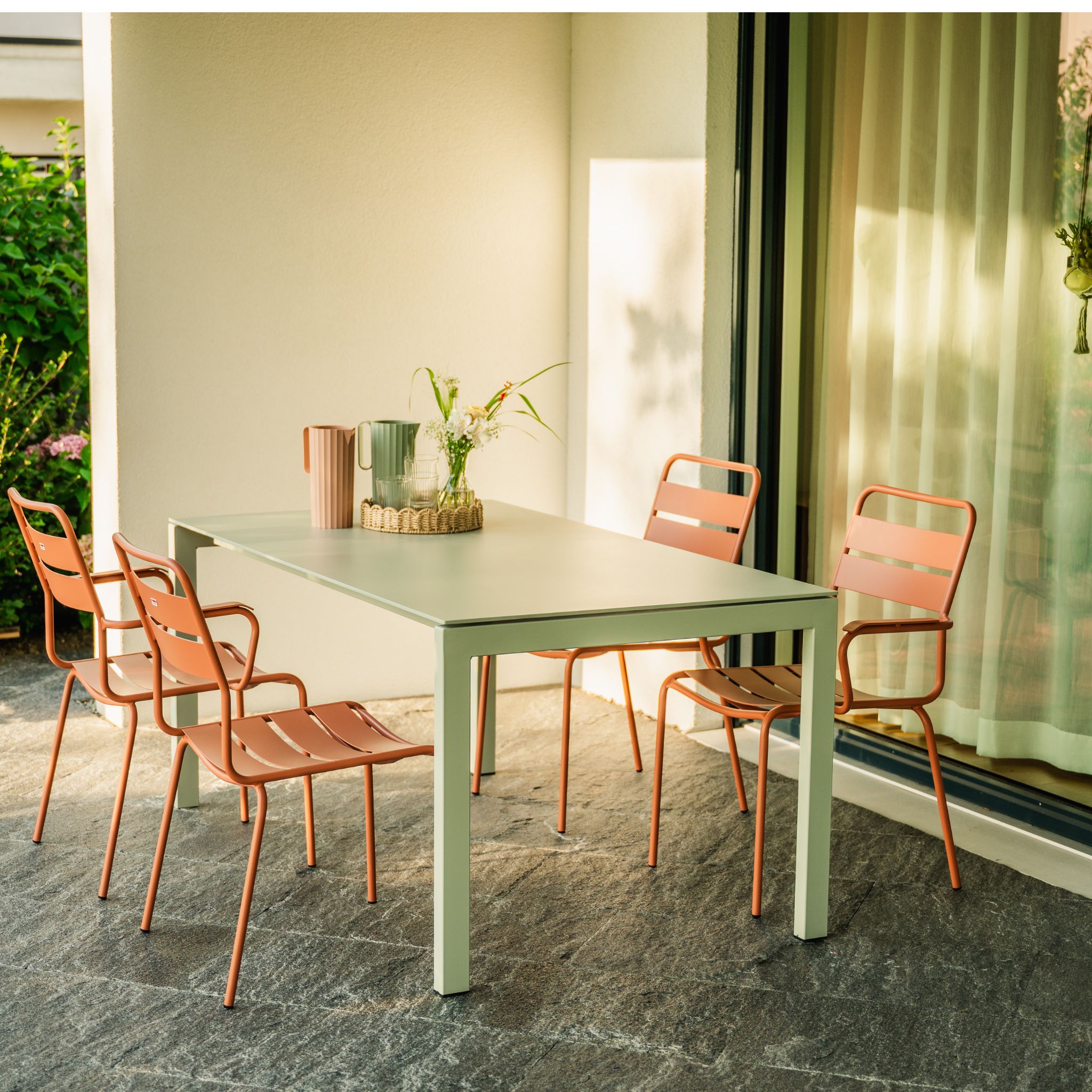 Schaffner Metallstuhl Glarus in Rot - modernes Design für Terrasse und Garten