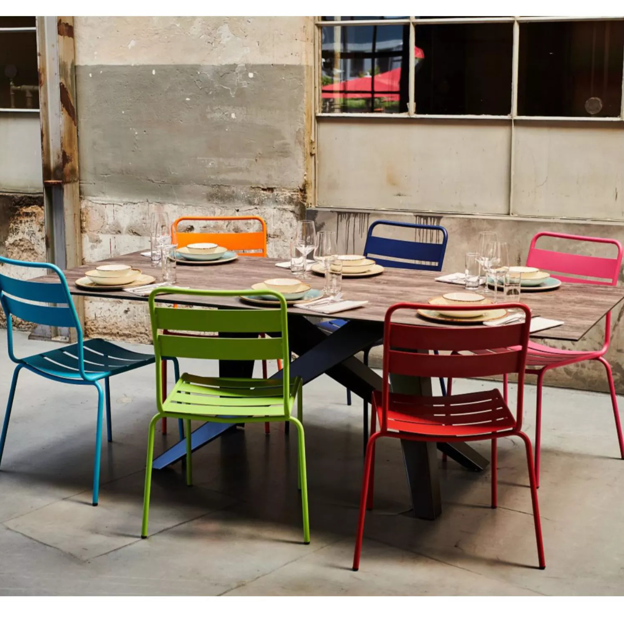 Schaffner Metallstuhl in Rot und bunten Farben beim Schweizer Möbelhersteller. Moderner Design-Stuhl für Innen und Außen.