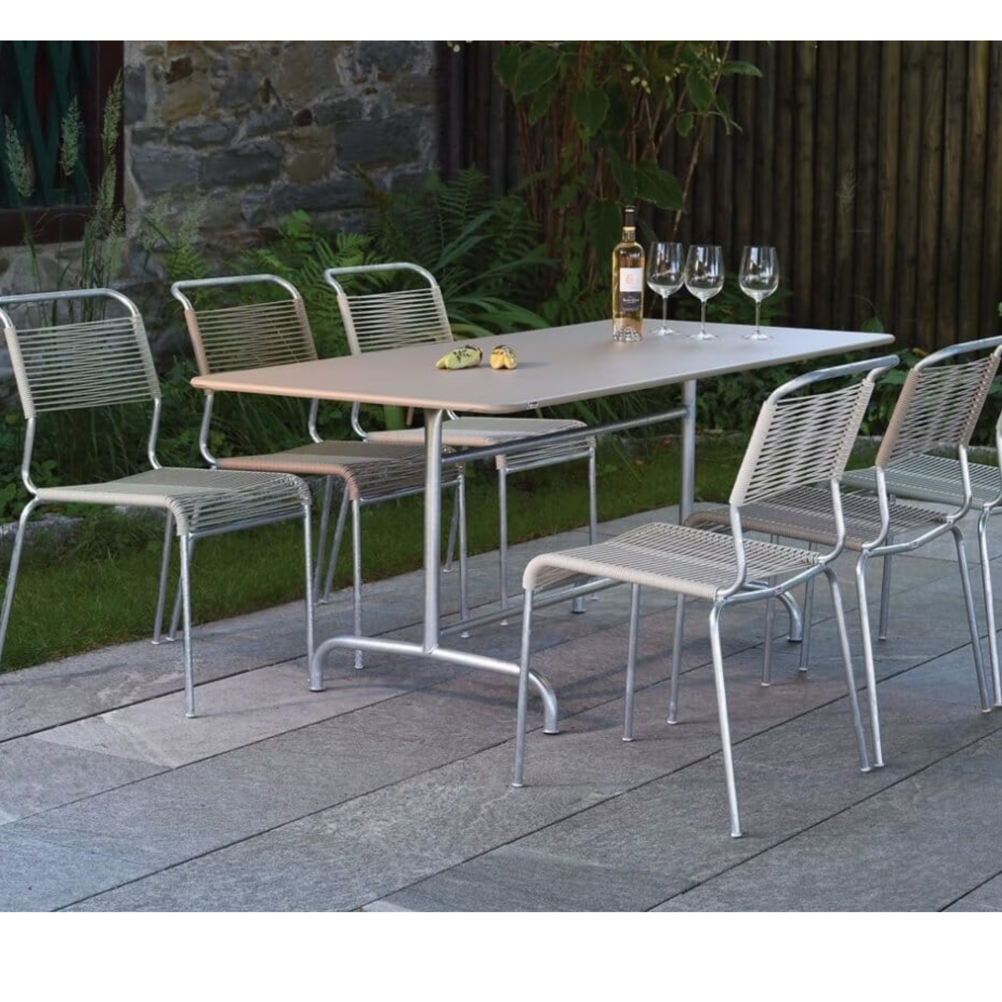 Schaffner Spaghettistuhl Säntis ohne Armlehne in Pastellsand - modernes Gartenmöbel Set