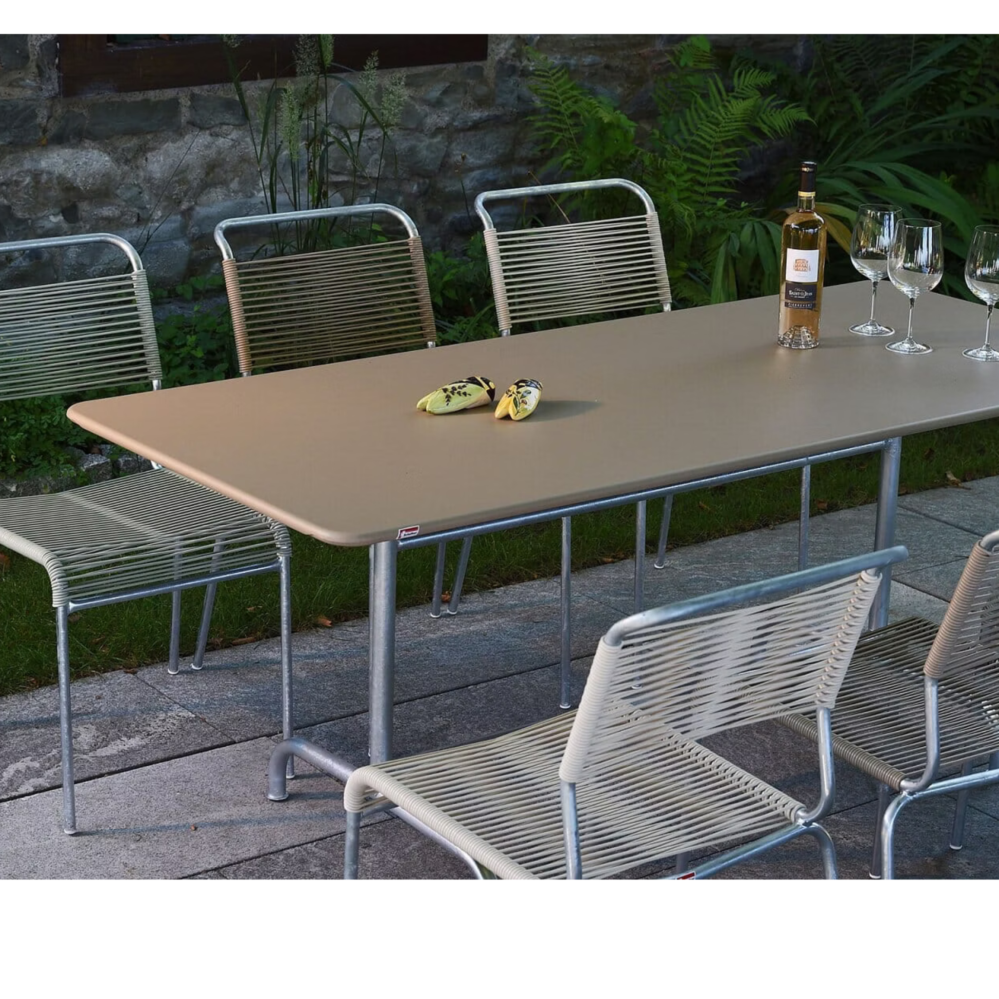 Schaffner Spaghettistuhl Säntis ohne Armlehne in Pastellsand, feuerverzinkt, im Garten bei Tisch