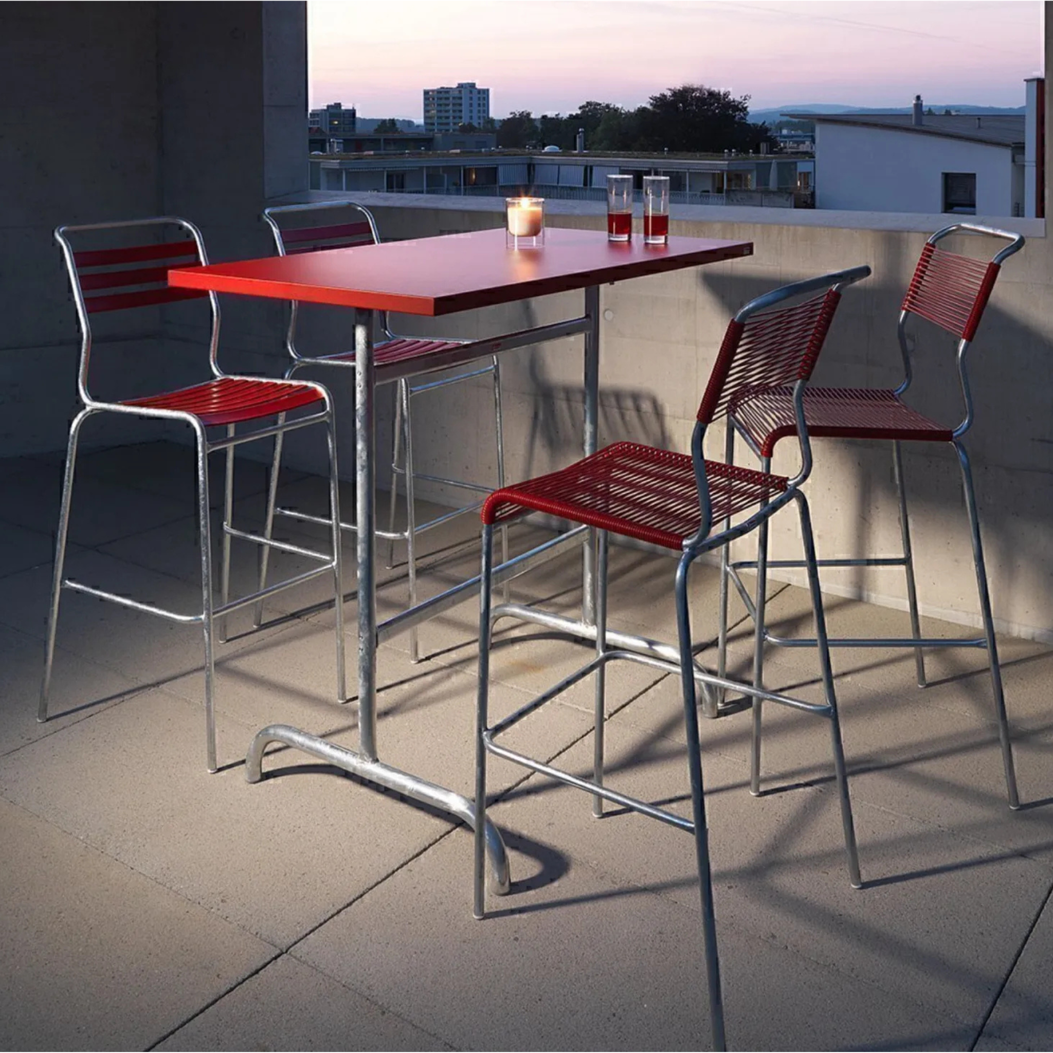 Schaffner Lätti Barhocker Säntis rot auf Dachterrasse mit Bartisch - modernes Gartenmöbel Design