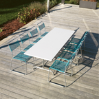 Schaffner Gartentisch Sääntis 240x80cm weiß mit türkisen Stühlen auf Holzterrasse