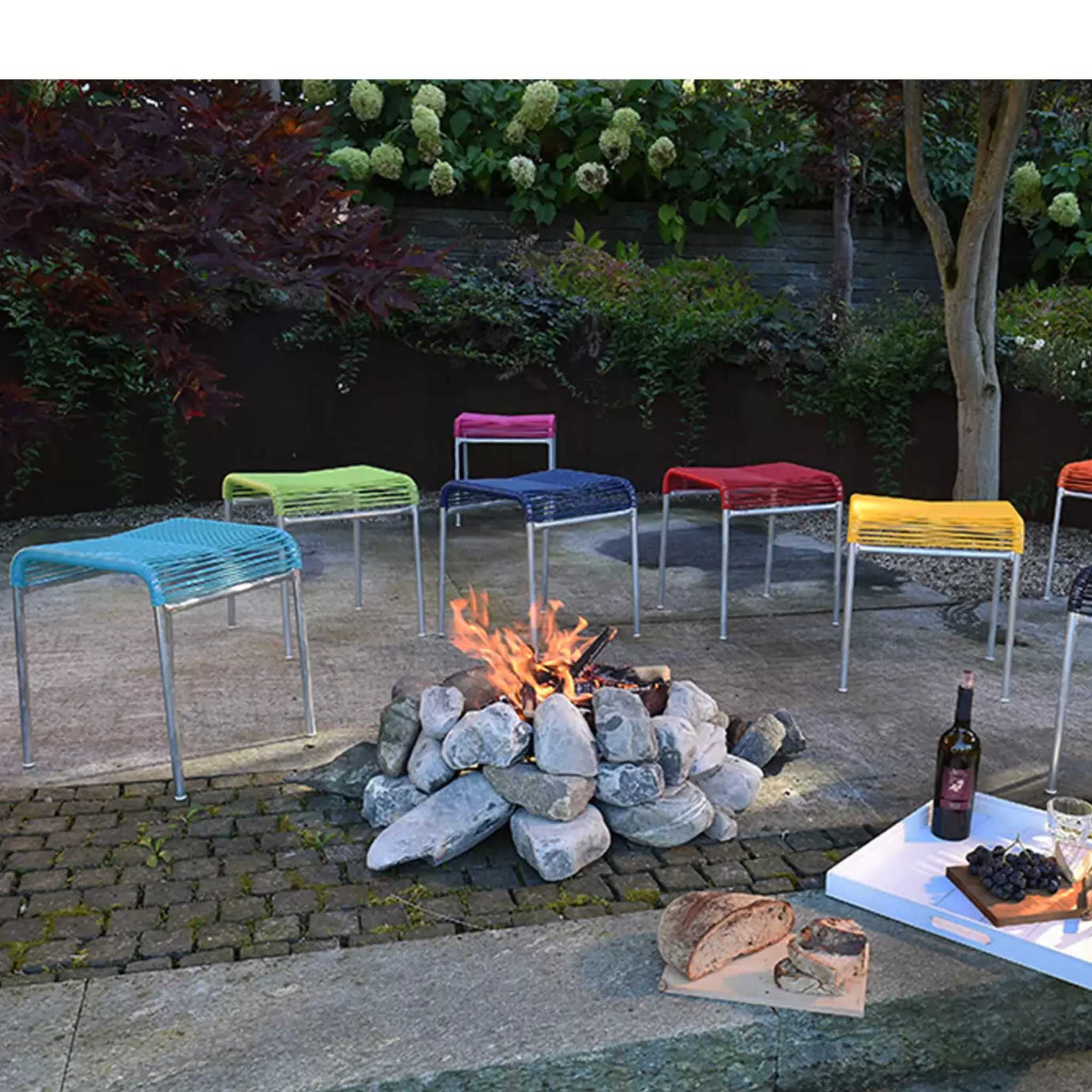 Schaffner Spaghetti Sänti Hocker rot - farbenfrohe Gartenmöbel beim Lagerfeuer
