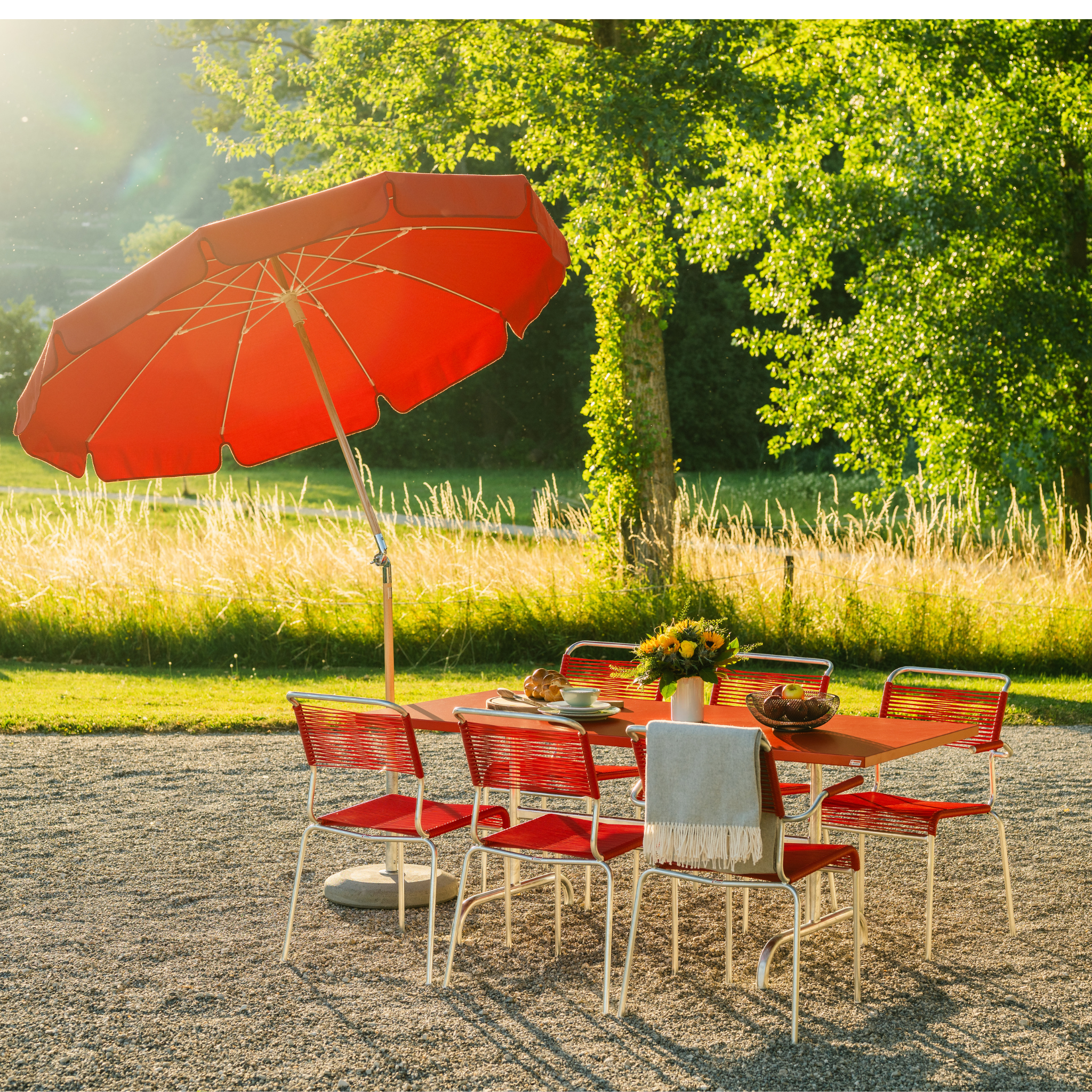 Rote Gartenmöbel Set mit Sonnenschirm auf Terrasse, Schaffner Spaghettisstühle Outdoor