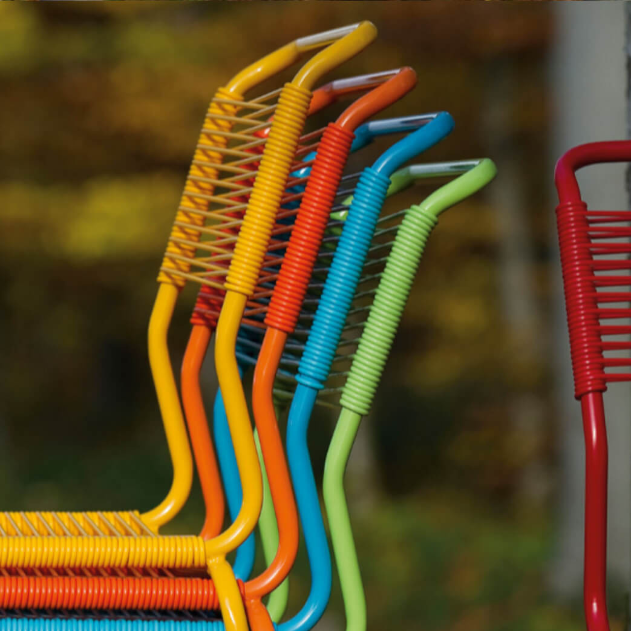 Farbenfrohe Schaffner Spaghethistühle in Oliv, Kaliblau und weiteren Farben - moderne Designmöbel.