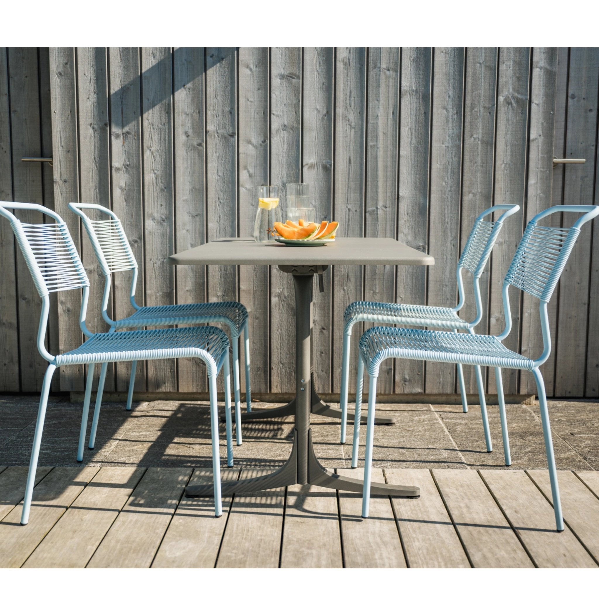 Schaffner Spaghettistuhl Sääntis ohne Armlehne in Pastellblau, feuerverzinkt, auf Terrasse mit Tisch